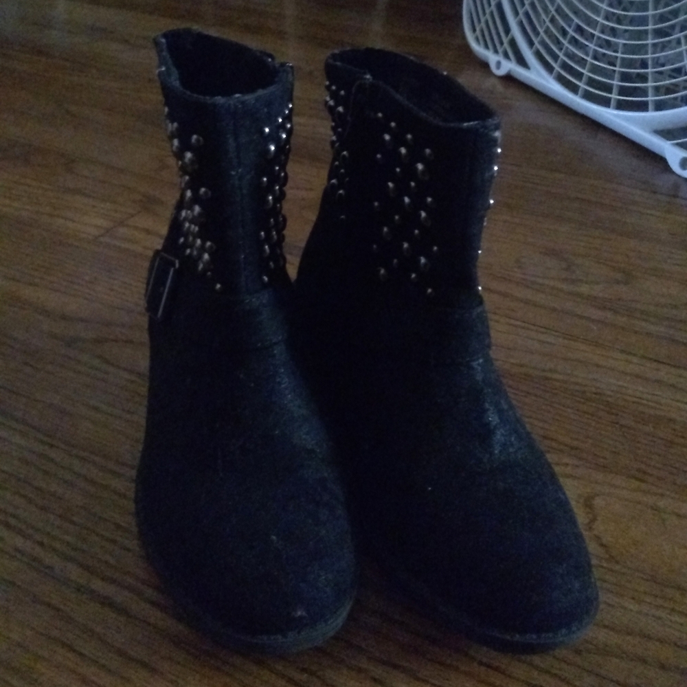 Kids boots size 1